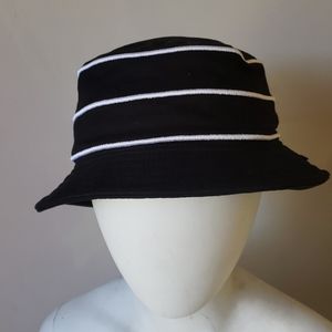 Young and reckless Bucket hat black with white str